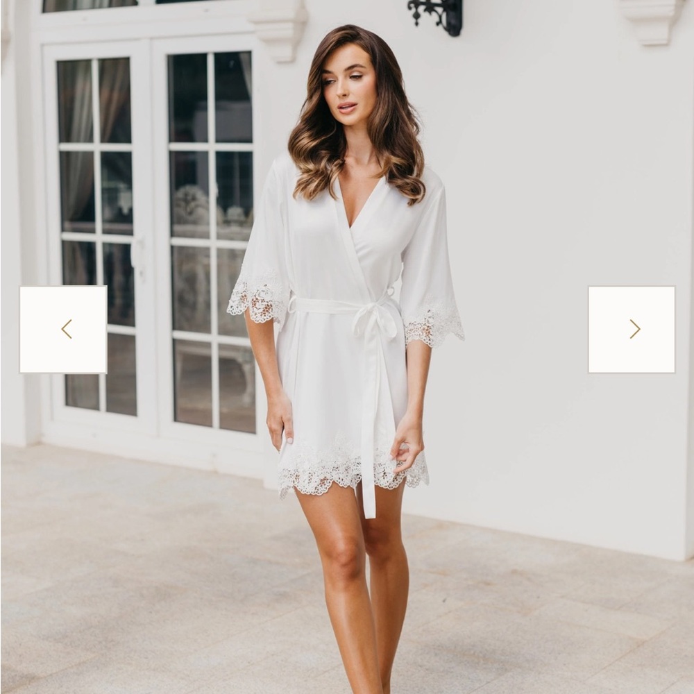 Le Rose White Lace Trim Robe